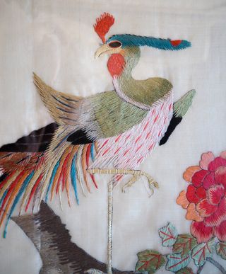 Cuadro con pájaro exótico bordado en seda. Antiguo