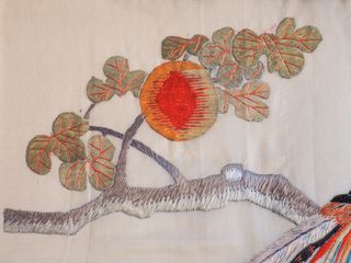 Cuadro con pájaro exótico bordado en seda. Antiguo