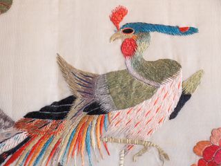 Cuadro con pájaro exótico bordado en seda. Antiguo