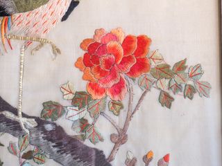 Cuadro con pájaro exótico bordado en seda. Antiguo