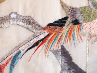 Cuadro con pájaro exótico bordado en seda. Antiguo