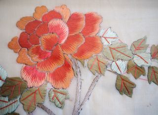 Cuadro con pájaro exótico bordado en seda. Antiguo