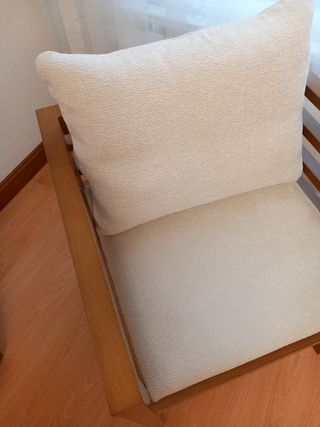 Silla con reposabrazos en color cerezo