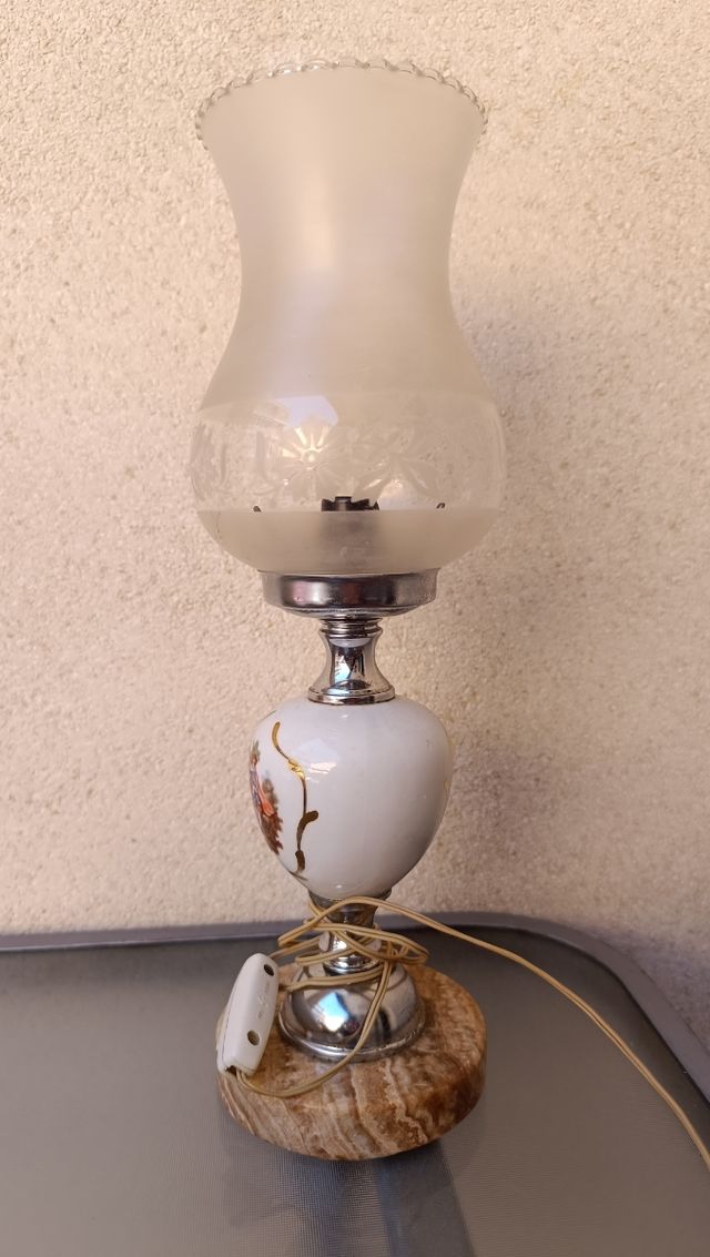 Lámpara antigua de porcelana, mármol y cristal