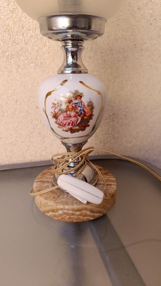 Lámpara antigua de porcelana, mármol y cristal