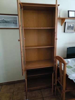 Armario vitrina  de madera maciza.