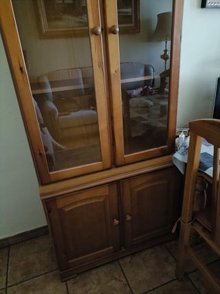 Armario vitrina  de madera maciza.