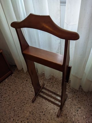 Perchero galán de noche de madera