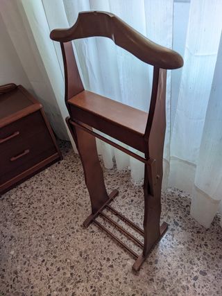 Perchero galán de noche de madera