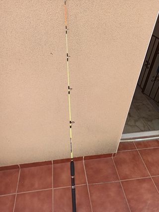 2 cañas pesca con carretes.