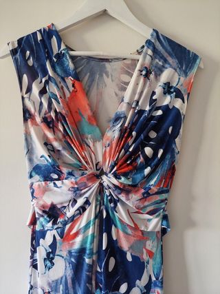 Vestido fluido de colores sin mangas.