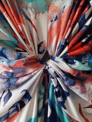 Vestido fluido de colores sin mangas.