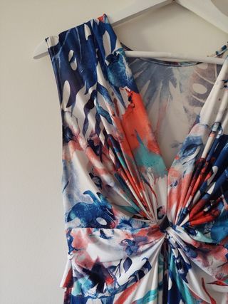 Vestido fluido de colores sin mangas.