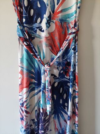 Vestido fluido de colores sin mangas.