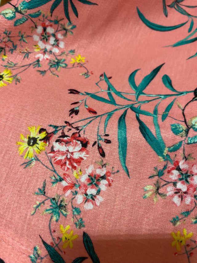 Falda rosa de flores