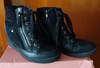 Botines con cuña alta interna