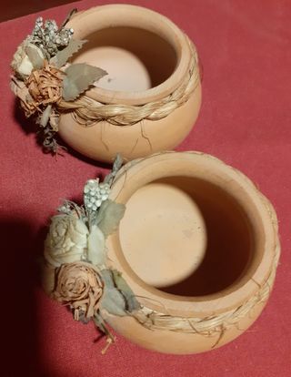 Vasetti terracotta con fiori secchi