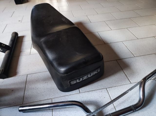 Selle, specchietti, e altri ricambi moto
