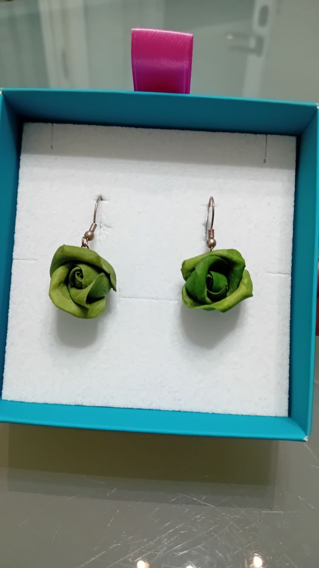 Orecchini con rosa intagliata