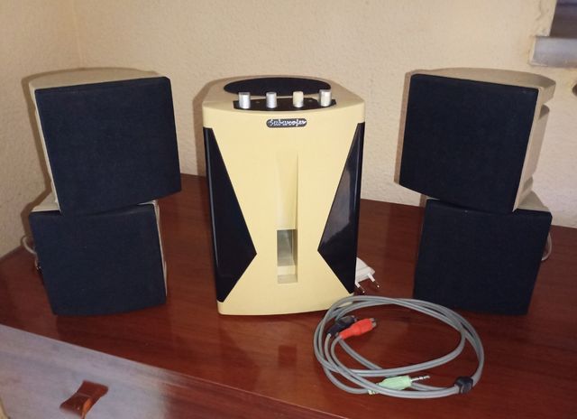 Subwoofer con sus Altavoces 