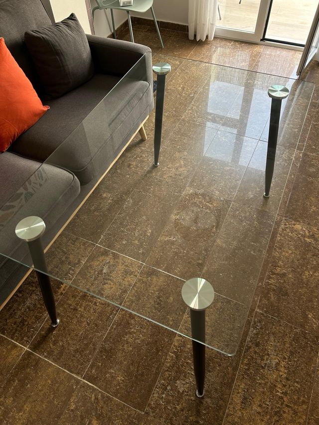 Tavolo da pranzo in vetro e acciaio