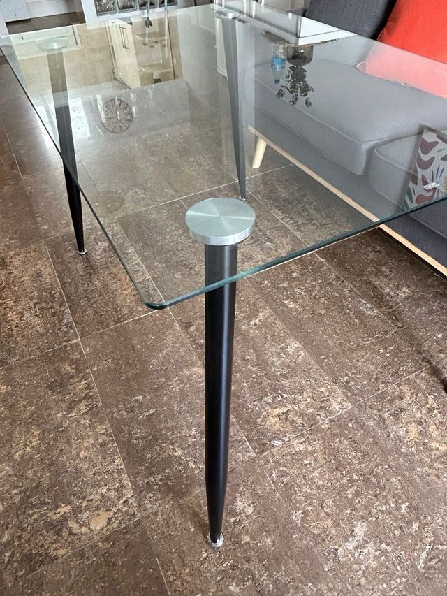 Tavolo da pranzo in vetro e acciaio