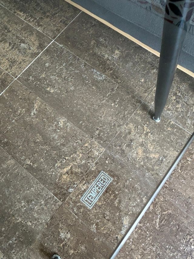 Tavolo da pranzo in vetro e acciaio