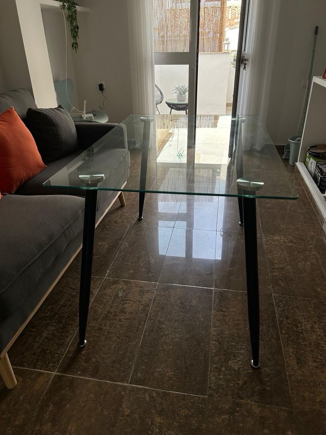 Tavolo da pranzo in vetro e acciaio