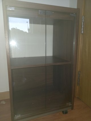 Mueble auxiliar con puertas de cristal