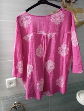 Blusa rosa con estampado estilo damasco
