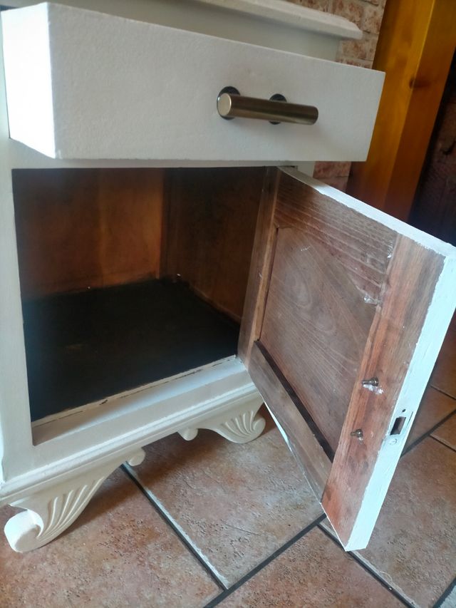 Mesita de noche antigua