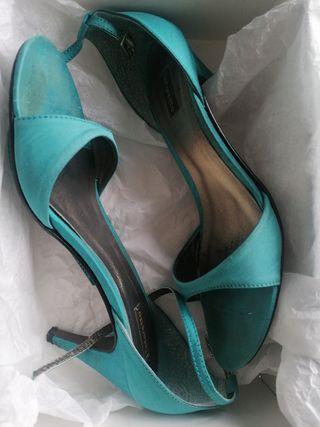 Sandalias de tacón color turquesa.