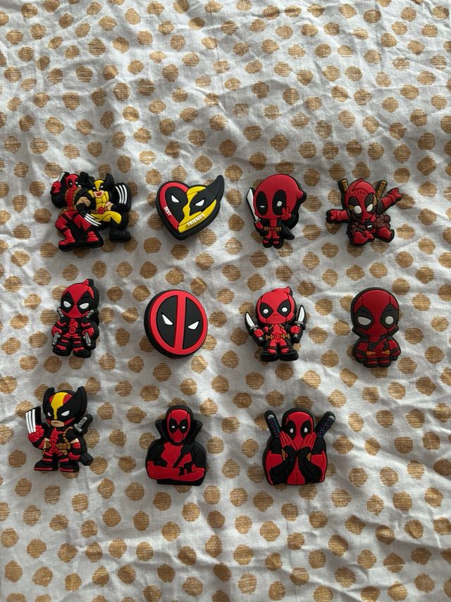 Crocs pin de deadpool y lobezno