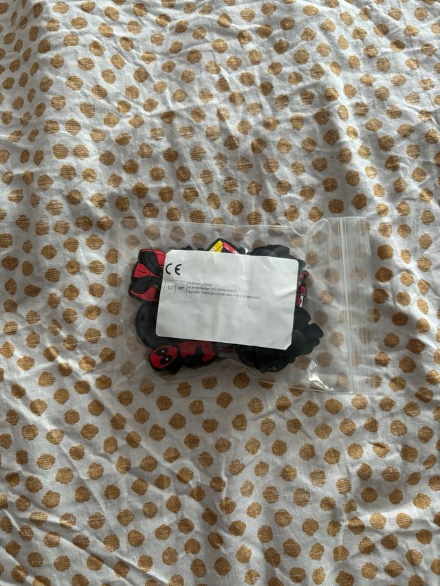 Crocs pin de deadpool y lobezno