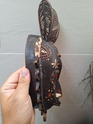 Antigua Mascara Guro o Baule policromada