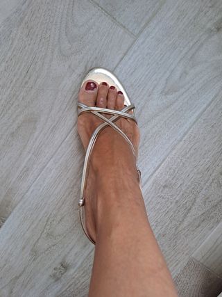 Sandalia dorada con etiqueta talla 39