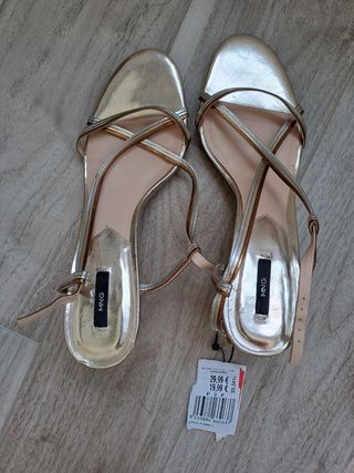 Sandalia dorada con etiqueta talla 39