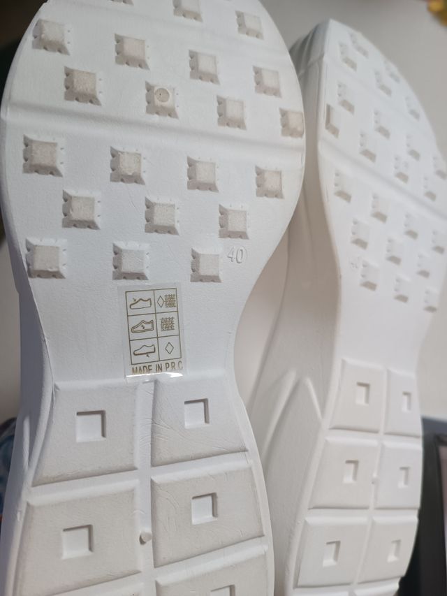 Zapatos de mujer nuevo