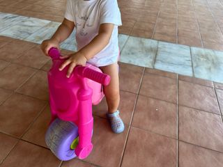 Moto correpasillos rosa y lila