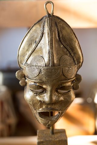 Arte Africano. Máscara antigua Baulé en bronce.