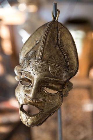 Arte Africano. Máscara antigua Baulé en bronce.