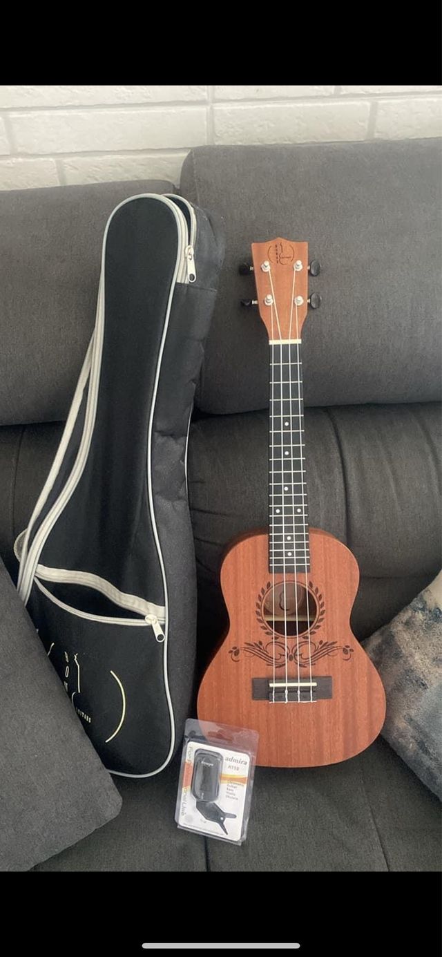 ukelele modelo SP220C