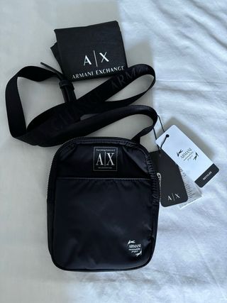Bandolera Armani unisex a estrenar. 19 × 16 cm.