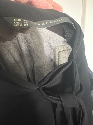 Blusa negra con lazo de Zara
