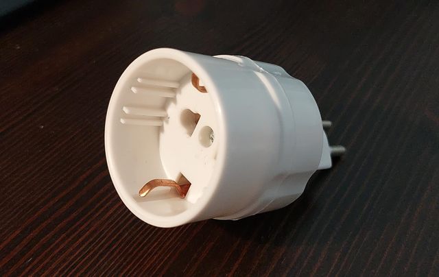 Adaptador de enchufe tipo J (Suiza) tres clavijas