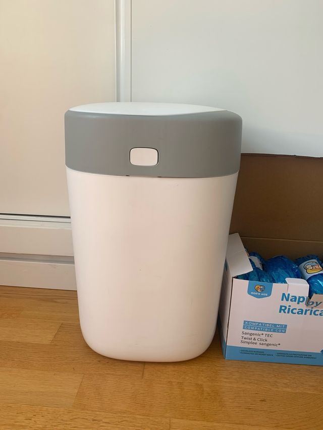 Contenedor pañales con bolsas