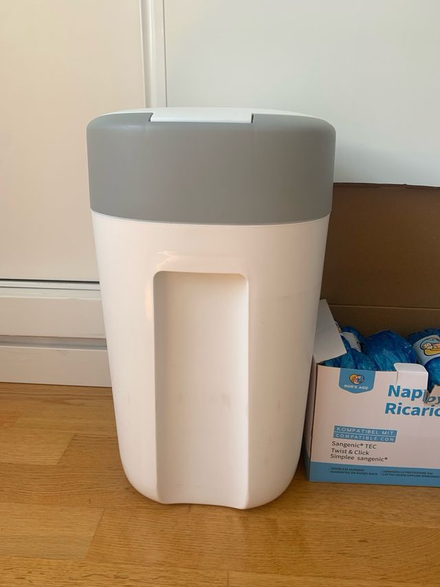 Contenedor pañales con bolsas