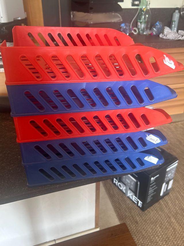 cinque contenitori in plastica