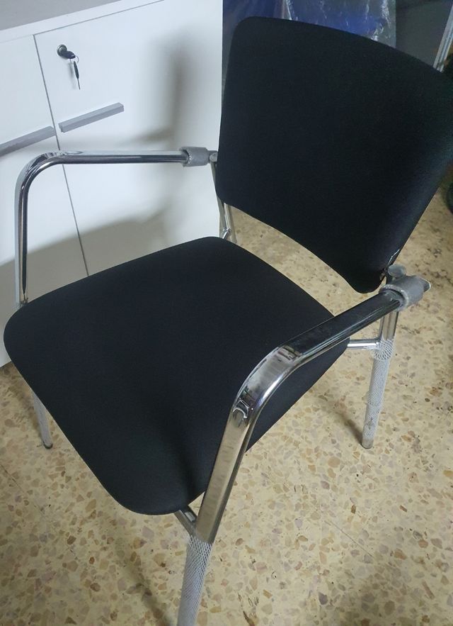 Silla oficina negra estructura acero cromado
