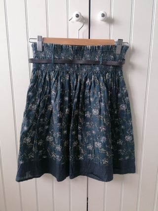 Falda azul con estampado de flores